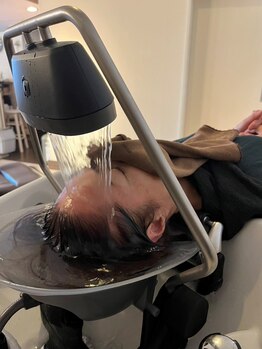 SNSでも話題になった頭浸浴♪炭酸の力で頭皮の汚れやニオイに効果的！カラーやパーマ後にもオススメです◎