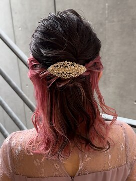 ヴィヴィ(VIVIE) インナーカラーピンクハーフアップ後れ毛くるりんぱ編み込み結婚