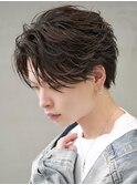 前下がり毛流れセンターパートフェザーパーマかき上げショート