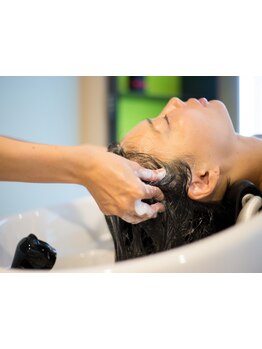 《個室でスパニストが施術！》シャンプー台が1つの広々としたスパルームで、リラックスしながら頭皮ケア★