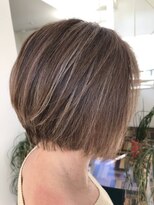 カットギャラリー サエラ(cut gallery ca et la)&nbsp;ハイライトグレイカラーのボブスタイル