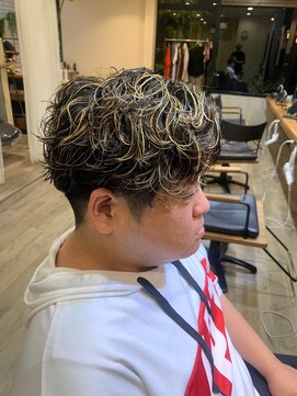 シフト(SHEEFT) メンズ 波巻きパーマ刈り上げ ハイライトブリーチカラー