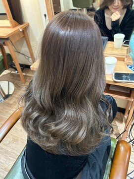 オーストヘアジジ(Aust hair Gigi) ロングレイヤー×グレージュ