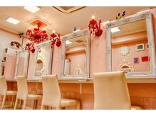 セットサロン ヘアークラブ(Setsalon Hair Club)の雰囲気（全体的にピンクを基調とした可愛い雰囲気の店内１３席あります。）