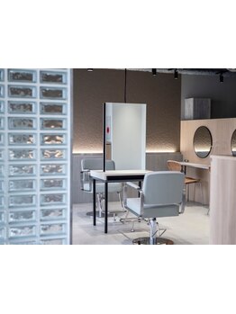 《美髪サポートで理想のスタイルに》温かみのある柔らかな空間で、大人女性の悩みに真摯に寄り添いご提案。