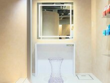 肌も髪も美しく映える照明設計