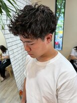 シフト(SHEEFT)&nbsp;ビジネスカジュアル20代30代立体感フェザーパーマツーブロック