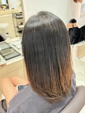 アンベリールフルー(EMBELLIR fleur) 酸性ストレート×ローレイヤーカットで大人艶髪へ
