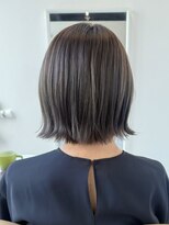 シュテルンジュウジョウ(sternjujo) 切りっぱなしミディアムボブ×モカグレージュ