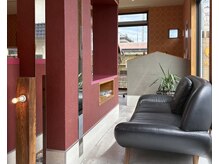 アバンティーの雰囲気(大きな窓から光が注ぐ待合スペース)