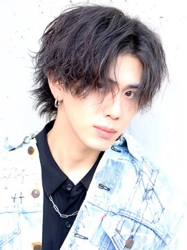 ネイビー(NAVY) センターパートツイスパウェーブ黒髪モテる流行マッシュウルフ