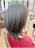 白髪ぼかしハイライト×外はねレイヤーミディ