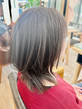 ネオリーブ クーロ(Neolive curro) 白髪ぼかしハイライト×外はねレイヤーミディ