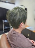 深みグリーン×軽やかショート