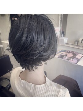 ザシラ(THE SIRA) ひし形シルエットショートボブ