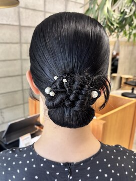 ウェウェ(wewe) タイトシニヨン/ねじねじアレンジ/ヘアアレンジ