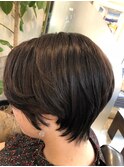 首筋を綺麗に見せるショートボブ