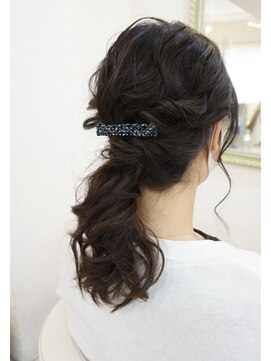 ヘアアンドメイクジップ恵比寿 (Hair＆Make ZIP) ねじり ローポニーテール ヘアセット