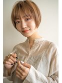明るいベージュカラーとショートボブでやわらかく可愛いスタイル