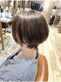 デザインカラー　白髪ぼかしハイライト×大人ショートボブ