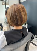 スッキリショートボブ　明るめベージュカラー　前髪あり