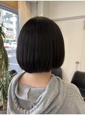 首元で切り揃えられた、すっきりとしたストレート黒髪のボブ