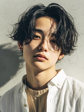 プラスリブ(Plus Lib) ミディアムセンターパート×ナチュラルフェザーパーマ