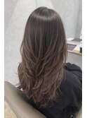 くびれレイヤー透明感グレージュロング