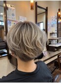 白髪ぼかしハイトーンショート