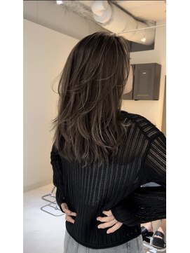 ヨロ 小岩(YOLO) 《レイヤーカット＆ハイライトベージュ》