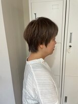 カミエ(kamie)&nbsp;透明感あふれるホワイトショート × 上質な艶感
