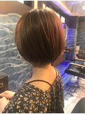 襟足スッキリ、丸みショートボブ
