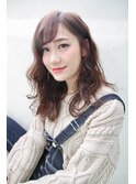 セミロングパーマスタイル。