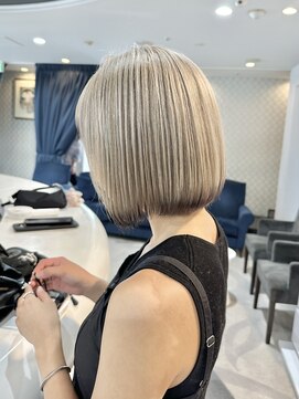 エアー 青山(AIR) ブロンドデザインカラーエンドカラーミニボブヘア