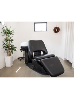 フルフラットのシャンプー台で首や腰に負担がかからない!!心も身体も癒される贅沢なサロンtimeを♪