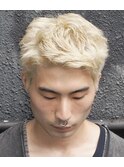 スパイキーショートブロンド刈り上げフェザーパーマハイトーン