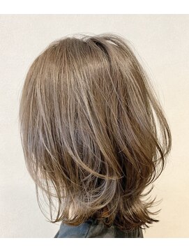 リジー(Litzy) ‘大人気ロブヘアー“【椎葉】