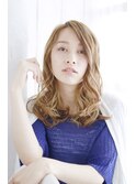 ハイトーンベージュのかきあげミックスカール