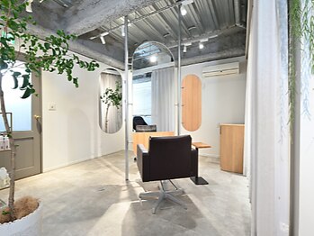 ルスリー 東銀座店(Lsurii)の写真/マンツーマンのスタイルが人気の秘密◎美容歴20年の毛髪診断士が髪と頭皮のお悩みに徹底的に向き合います！