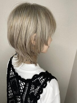 モルニ(MORNI) ハイトーン_マロンベージュ Aラインボブ かきあげ