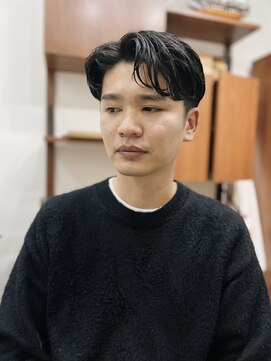 フォーコーナーズカットショップフェイビーズ 名古屋西(FourCornersCutShop favey's) センターパート　フェード　メンズカット