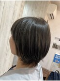 アッシュ系カラーで全体的にハイライト♪
