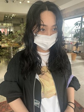 ヌーフェム(nuu fem) センターパートロングパーマ顔周りパーマ