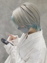 トレヘアー 京都 烏丸(tRe hair)&nbsp;水色×ホワイト系インナーカラーのショートヘア