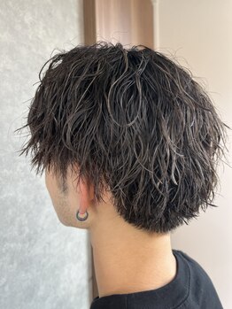 顔立ち/雰囲気/骨格/ファッション等、お客様目線で一緒に考えヘアスタイルをご提案。美容室が苦手な男性も