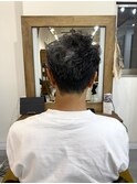 グレイヘアの無造作パーマスタイル