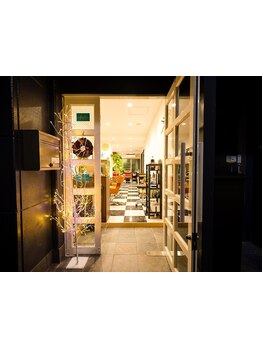 歴23年のベテランスタイリストによる1対1の完全マンツーマン施術！学生さん～家族連れまでリピーター多数◎