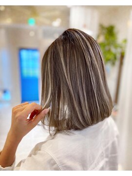 シェルティ フィエル(Shelltie Fiel) 外国人風ハイライト☆★☆ミディアムボブ