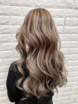 ファミリア(familiar) プラチナベージュ　6Dエクステハイライト