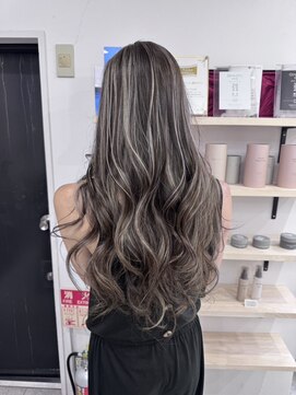 ジゼル(gisele) セミロング×ハイトーン×白髪ぼかし×20~50代×ハイトーン